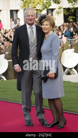 LUXEMBURG 20121020 Prinz Hans-Adam II. (R) und Prinzessin Marie-Aglae von Liechtenstein (L) kommen zur Hochzeit von Kronprinz Guillaume von Luxemburg und der belgischen Gräfin Stephanie de Lannoy am 20. Oktober 2012 in Luxemburg an. Foto Jonas Ekströmer / SCANPIX kod 10030 Stockfoto