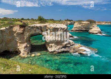 Italien, Apulien, Provinz Lecce, Melendugno. Torre Sant'Andrea. Erodiert Kalksteinfelsen oberhalb der Adria. Stockfoto
