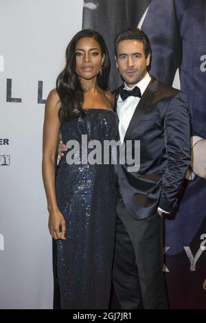 Stockholm 20121024 die britische Schauspielerin Naomie Harris und der schwedische Schauspieler Ola Rapace kommen zur schwedischen Gala-Premiere des neuen James-Bond-Films „Skyfall“ im Rigoletto-Theater in Stockholm. Foto: Stefan Söderström / XP / SCANPIX / kod 7120 Stockfoto