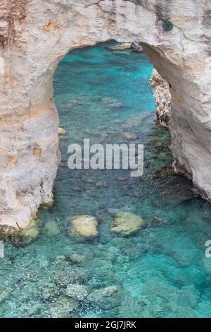 Italien, Apulien, Provinz Lecce, Melendugno. Torre Sant'Andrea. Erodiert Kalksteinfelsen oberhalb der Adria. Stockfoto
