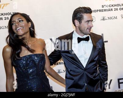 Stockholm 20121024 die britische Schauspielerin Naomie Harris und der schwedische Schauspieler Ola Rapace kommen zur schwedischen Gala-Premiere des neuen James-Bond-Films „Skyfall“ im Rigoletto-Theater in Stockholm. Foto Christine Olsson / SCANPIX / Code 10430 Stockfoto