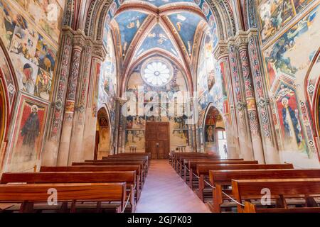 Italien, Apulien, Provinz Lecce, Galatina. 03. Juni 2019. Basilica di Santa Caterina di Alessandri. Berühmte Fresken im Inneren. Rosenfenster. (Ed Stockfoto