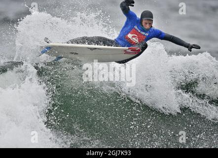 NYNASHAMN 20121111 Freddie Meadows gewann die Schwedische Meisterschaft im Surfen im Wasser am Kiesstrand Toro, südlich von Stockholm, die von Nynashamns Surfclub an einem grauen und nassen Novembersonntag organisiert wurde. Foto: Anders Wiklund / SCANPIX / kod 10040 Stockfoto