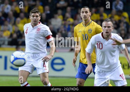 Der englische Steven Gerrard (links), der schwedische Zlatan Ibrahimovic (Mitte) und der englische Tom Cleverley (rechts) während des Freundschaftsspiels Schweden gegen England im neuen nationalen Fußballstadion „Friends Arena“ in Stockholm, Schweden Stockfoto