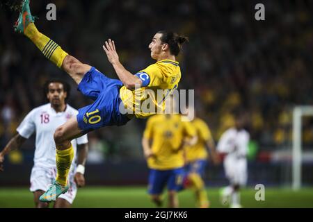 STOCKHOLM 20121114 Zlatan Ibrahimovics (C) erzielte beim Freundschaftsspiel Schweden gegen England im neuen Nationalstadion „Friends Arena“ in Stockholm, Schweden, am 14. November 2012 ein Tor von 4-2. Foto: Nils Petter Nilsson / XP / SCANPIX / Kod: 7111 ** OUT AFTONBLADET ** Stockfoto