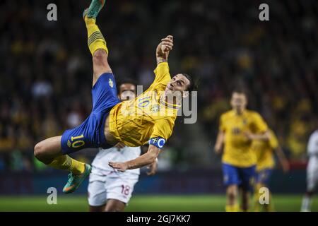 STOCKHOLM 20121114 Zlatan Ibrahimovics (C) erzielte beim Freundschaftsspiel Schweden gegen England im neuen Nationalstadion „Friends Arena“ in Stockholm, Schweden, am 14. November 2012 ein Tor von 4-2. Foto: Nils Petter Nilsson / XP / SCANPIX / Kod: 7111 ** OUT AFTONBLADET ** Stockfoto