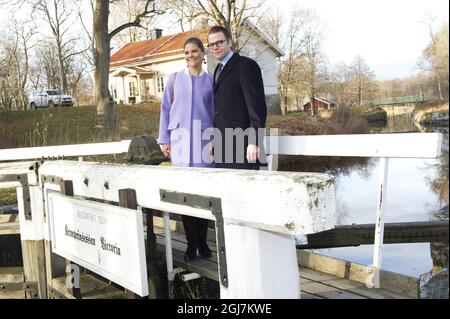 FAGERSTA 20121121 Kronprinzessin Victoria und Prinz Daniel werden während des Besuchs eines Integrationsprojekt in der Stadt Fagersta, Schweden, am 21. November 2012 gesehen. Das Paar der Kronprinzessin steht am 'Floodgate der Kronprinzessin Victoria´s, das die Kronprinzessin 1995 eingeweiht hat. Foto: Fredrik Sandberg / SCANPIX / Kod 10080 Stockfoto