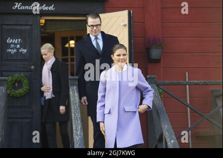 FAGERSTA 20121121 Kronprinzessin Victoria und Prinz Daniel werden während des Besuchs eines Integrationsprojekt in der Stadt Fagersta, Schweden, am 21. November 2012 gesehen. Auf dem Bild besuchen sie die Gegend Västanfors hembygdsområde, ein altes Freilichtmuseum. Foto: Fredrik Sandberg / SCANPIX / Kod 10080 Stockfoto