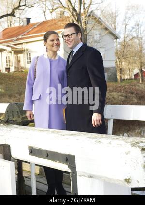 FAGERSTA 20121121 Kronprinzessin Victoria und Prinz Daniel werden während des Besuchs eines Integrationsprojekt in der Stadt Fagersta, Schweden, am 21. November 2012 gesehen. Das Paar der Kronprinzessin steht am 'Floodgate der Kronprinzessin Victoria´s, das die Kronprinzessin 1995 eingeweiht hat. Foto: Fredrik Sandberg / SCANPIX / Kod 10080 Stockfoto