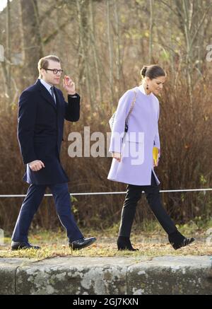 FAGERSTA 20121121 Kronprinzessin Victoria und Prinz Daniel werden während des Besuchs eines Integrationsprojekt in der Stadt Fagersta, Schweden, am 21. November 2012 gesehen. Auf dem Bild besuchen sie die Gegend Västanfors hembygdsområde, ein altes Freilichtmuseum. Foto: Fredrik Sandberg / SCANPIX / Kod 10080 Stockfoto