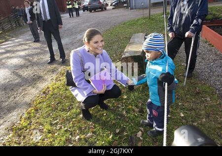 FAGERSTA 20121121 Kronprinzessin Victoria und Prinz Daniel werden während des Besuchs eines Integrationsprojekt in der Stadt Fagersta, Schweden, am 21. November 2012 gesehen. Kronprinzessin reziierte eine Zeichnung des kleinen Joel Foto: Fredrik Sandberg / SCANPIX / Kod 10080 Stockfoto