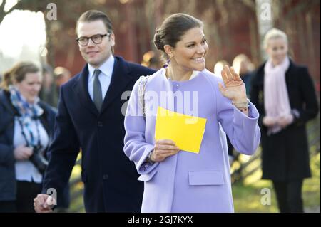 FAGERSTA 20121121 Kronprinzessin Victoria und Prinz Daniel werden während des Besuchs eines Integrationsprojekt in der Stadt Fagersta, Schweden, am 21. November 2012 gesehen. Das Paar der Kronprinzessin besuchte auch die 'Kronprinzessin Victoria´s Floodgate, die die Kronprinzessin 1995 eröffnete. Foto: Fredrik Sandberg / SCANPIX / Kod 10080 Stockfoto