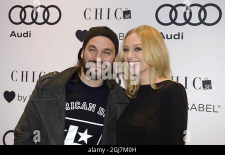 STOCKHOLM 2012-11-21 Steve Angello von Swedish House Mafia zusammen mit Frau Isabel Adrian im Audi Showroom in Stockholm, Schweden, 21. November 2012. Die Swedish House Mafia gibt diese Woche ihre letzten Konzerte in Stockholm. Foto: Janerik Henriksson / SCANPIX / Kod 10010 Stockfoto