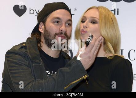 STOCKHOLM 2012-11-21 Steve Angello von Swedish House Mafia zusammen mit Frau Isabel Adrian im Audi Showroom in Stockholm, Schweden, 21. November 2012. Die Swedish House Mafia gibt diese Woche ihre letzten Konzerte in Stockholm. Foto: Janerik Henriksson / SCANPIX / Kod 10010 Stockfoto