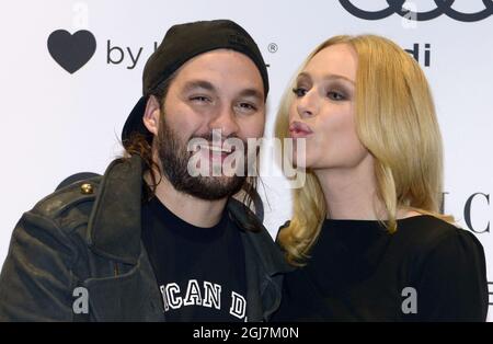 STOCKHOLM 2012-11-21 Steve Angello von Swedish House Mafia zusammen mit Frau Isabel Adrian im Audi Showroom in Stockholm, Schweden, 21. November 2012. Die Swedish House Mafia gibt diese Woche ihre letzten Konzerte in Stockholm. Foto: Janerik Henriksson / SCANPIX / Kod 10010 Stockfoto