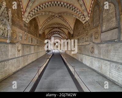 Italien, Florenz. Kreuzgang der Toten in der Basilika Santa Maria Novella. Stockfoto