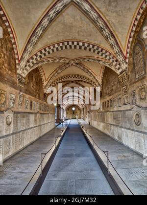 Italien, Florenz. Kreuzgang der Toten in der Basilika Santa Maria Novella. Stockfoto