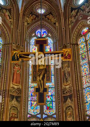 Italien, Florenz. Das Kruzifix von Giotto im Kirchenschiff der Kirche Santa Maria Novelle. Stockfoto