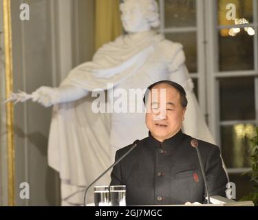 Der Nobelpreisträger von 2012, Mo Yan aus China, erhält nach seinem traditionellen Nobelvortrag am Freitag, den 7. Dezember 2012 in der Königlich Schwedischen Akademie´s Applaus von Mitgliedern der Akademie. Stockfoto