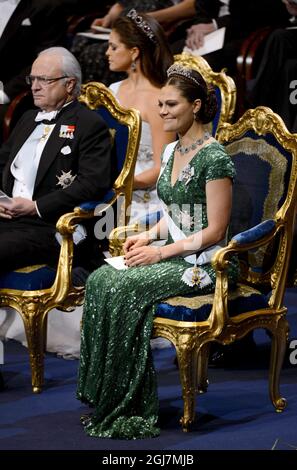 STOCKHOLM 20121210 König Carl Gustaf, Kronprinzessin Victoria, Prinzessin Madeleine bei der Nobelpreisträgerin in der Stockholmer Konzerthalle, 10. dezember 2012. Foto Henrik Montgomery / SCANPIX kod 10060 Stockfoto