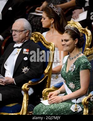 STOCKHOLM 20121210 König Carl Gustaf, Kronprinzessin Victoria, Prinzessin Madeleine bei der Nobelpreisträgerin in der Stockholmer Konzerthalle, 10. dezember 2012. Foto Henrik Montgomery / SCANPIX kod 10060 Stockfoto