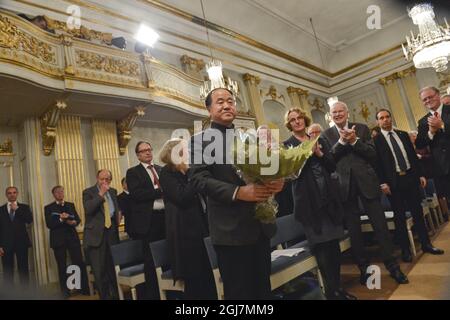 Der Nobelpreisträger von 2012, Mo Yan aus China, erhält nach seinem traditionellen Nobelvortrag am Freitag, den 7. Dezember 2012 in der Königlich Schwedischen Akademie´s Applaus von Mitgliedern der Akademie. Stockfoto