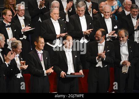 STOCKHOLM 20121210 Mo Yan aus China 8center) erhält den Nobelpreis für Literatur 2012 während der Nobelpreisverleihung in der Konzerthalle von Stockholm, Schweden, am 10. Dezember 2012. Foto Henrik Montgomery / SCANPIX kod 10060 Stockfoto