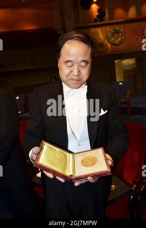 STOCKHOLM 20121210 Mo Yan aus China mit seinem Nobelpreis für Literatur 2012 während der Verleihung des Nobelpreises in der Konzerthalle von Stockholm, Schweden, am 10. Dezember 2012. Foto: Jonas Ekströmer / SCANPIX kod 10030 Stockfoto