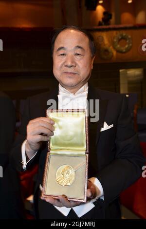 STOCKHOLM 20121210 Mo Yan aus China mit seinem Nobelpreis für Literatur 2012 während der Verleihung des Nobelpreises in der Konzerthalle von Stockholm, Schweden, am 10. Dezember 2012. Foto: Jonas Ekströmer / SCANPIX kod 10030 Stockfoto