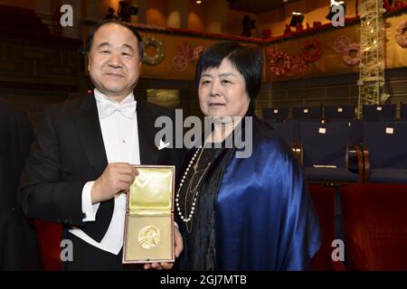 STOCKHOLM 20121210 Mo Yan aus China und seine Frau Qinlan Du zeigen seinen Nobelpreis für Literatur 2012 während der Verleihung des Nobelpreises in der Konzerthalle von Stockholm, Schweden, am 10. Dezember 2012. Foto: Jonas Ekströmer / SCANPIX kod 10030 Stockfoto