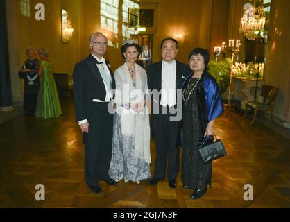 STOCKHOLM 2012-12-10 von links König Carl Gustaf, Königin Silvia, Mo Yan Literaturnobelpreisträger und seine Frau Qinlan Du beim Nobelbankett im Rathaus in Stockholm Schweden, 10. Dezember 2012. Foto Jessica Gow / SCANPIX Code 10070 Stockfoto