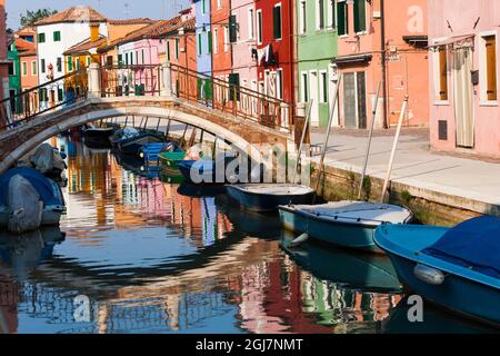 Italien, Burano, Spiegelung der bunten Häuser im Kanal. Stockfoto