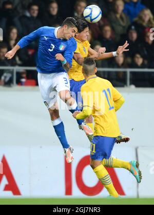 KALMAR 2012-10-16 der Italiener Paolo Frascatore, links, geht für einen Header mit der Schwedin Miiko Albornoz, Mitte, wie der Schwede Mervan Celik während des UEFA-Qualifikationsspiels der U-21-Europameisterschaft zwischen Schweden und Italien am 16. Oktober 2012 in der Guldfageln-Arena in Kalmar, Schweden, schaut. Foto: Patric Soderstrom / SCANPIX / Code 10760 Stockfoto