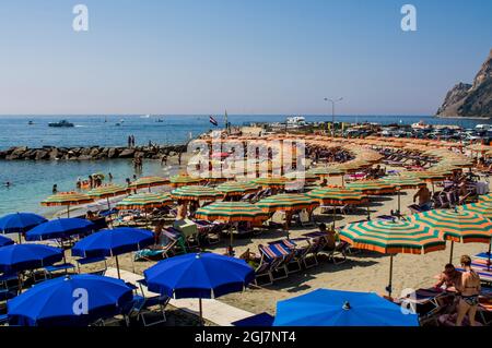 Sonnenschirme am Strand in Monterosso al Mare, Cinque Terre, Italien. Stockfoto