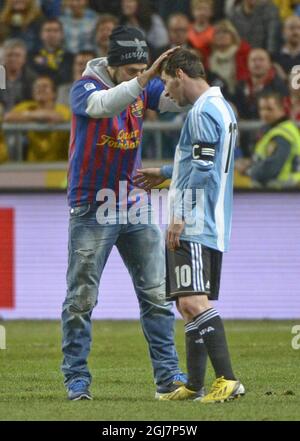 STOCKHOLM 20130206 Während eines Freundschaftsspiels gegen Schweden 6 Stockholm, Schweden, am 2013. Februar´s, Wird Ein Unterstützer im Trikot von Barcelona gesehen, der Barcelonas Stürmer Lionel Messi umarmt. Der Mann hat laut der Zeitung Aftonbladet ein Strafregister und wurde zuvor für die Umarmung Ronaldinho aus Brasilien während einer Bußstrafe verurteilt. Foto: Leo Sellén / SCANPIX/ kod 11350 Stockfoto