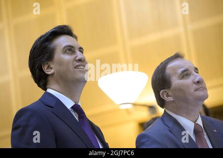 Stockholm 20130219 der britische Labour-Vorsitzende Ed Miliband, links, und der schwedische sozialdemokratische Vorsitzende Stefan Lofven, rechts, besuchten am Dienstag, den 19. Februar 2013, das Königliche Institut für Technologie in Stockholm, Schweden. Miliband, der Schweden besucht, und Lofven führen beide linke Oppositionen gegenüber den bürgerlichen Regierungen Großbritanniens und Schwedens an. Foto: Janerik Henriksson / SCANPIX / Kod 10010 Stockfoto