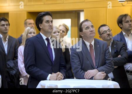 Stockholm 20130219 der britische Labour-Vorsitzende Ed Miliband, links, und der schwedische sozialdemokratische Vorsitzende Stefan Lofven, rechts, besuchten am Dienstag, den 19. Februar 2013, das Königliche Institut für Technologie in Stockholm, Schweden. Miliband, der Schweden besucht, und Lofven führen beide linke Oppositionen gegenüber den bürgerlichen Regierungen Großbritanniens und Schwedens an. Foto: Janerik Henriksson / SCANPIX / Kod 10010 Stockfoto