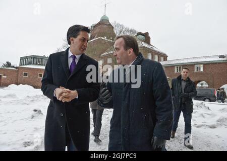 Stockholm 20130219 der britische Labour-Vorsitzende Ed Miliband, links, und der schwedische sozialdemokratische Vorsitzende Stefan Lofven, rechts, besuchten am Dienstag, den 19. Februar 2013, das Königliche Institut für Technologie in Stockholm, Schweden. Miliband, der Schweden besucht, und Lofven führen beide linke Oppositionen gegenüber den bürgerlichen Regierungen Großbritanniens und Schwedens an. Foto: Janerik Henriksson / SCANPIX / Kod 10010 Stockfoto