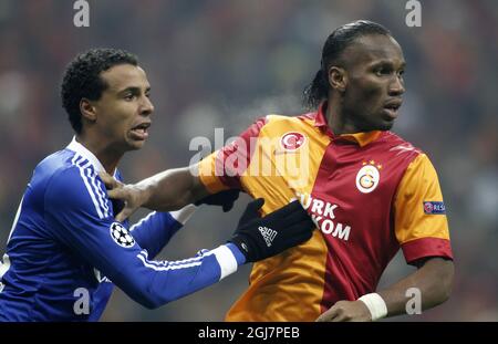 Galatasaray's Didier Drogba (rechts) und Schalke 04's Joel Matip während ihres UEFA Champions League-Spiels 16 First Leg Galatasaray zwischen Schalke 04 in der TT Arena Ali Sami Yen Spor Kompleksi in Istanbul, Türkei am Mittwoch, 20. Februar 2013. Stockfoto