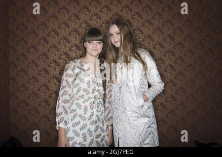 Die Schwestern Klara und Johanna Soderberg von First Aid Kit wurden am Mittwochabend bei den schwedischen Grammy Awards 2013 im Cirkus in Stockholm mit vier Grammy ausgezeichnet. Stockfoto