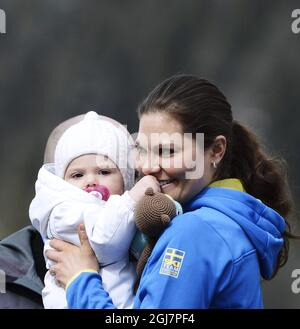 VAL DI FIEMME 20130226 Kronprinzessin Victoria und Prinzessin Estelle werden bei den Langlaufweltmeisterschaften in Val Di Fiemme, Italien, am 26. Februar 2013 beim Skifahren der Damen auf 10 km beobachtet. Foto: Pontus Lundahl / SCANPIX / kod 10050 Stockfoto