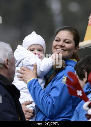 VAL DI FIEMME 20130226 Kronprinzessin Victoria und Prinzessin Estellel werden bei den Langlaufweltmeisterschaften in Val Di Fiemme, Italien, am 26. Februar 2013 beim Skifahren der Damen auf 10 km beobachtet. Foto: Pontus Lundahl / SCANPIX / kod 10050 Stockfoto