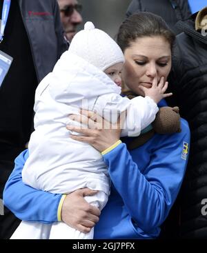 VAL DI FIEMME 20130226 Kronprinzessin Victoria und Prinzessin Estelle werden bei den Langlaufweltmeisterschaften in Val Di Fiemme, Italien, am 26. Februar 2013 beim Skifahren der Damen auf 10 km beobachtet. Foto: Pontus Lundahl / SCANPIX / kod 10050 Stockfoto