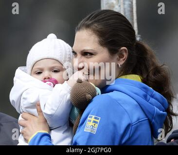 VAL DI FIEMME 20130226 Kronprinzessin Victoria und Prinzessin Estelle werden bei den Langlaufweltmeisterschaften in Val Di Fiemme, Italien, am 26. Februar 2013 beim Skifahren der Damen auf 10 km beobachtet. Foto: Pontus Lundahl / SCANPIX / kod 10050 Stockfoto