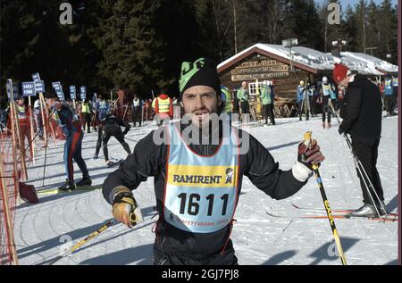 MÂNGSBODARNA 2013-03-01 Prinz Carl Philip tauscht sich in Mangsbodarna nach seiner Hitze während der Langlaufveranstaltung Vasa-Staffel oder StafettVasan Freitag, 1. März 2013. Foto: Ulf Palm/ SCANPIX / kod 50040 Stockfoto