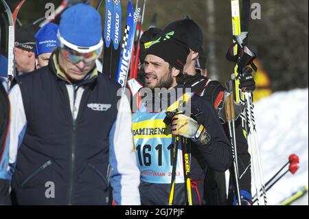 MÂNGSBODARNA 2013-03-01 Prinz Carl Philip tauscht sich in Mangsbodarna nach seiner Hitze während der Langlaufveranstaltung Vasa-Staffel oder StafettVasan Freitag, 1. März 2013. Foto: Ulf Palm/ SCANPIX / kod 50040 Stockfoto