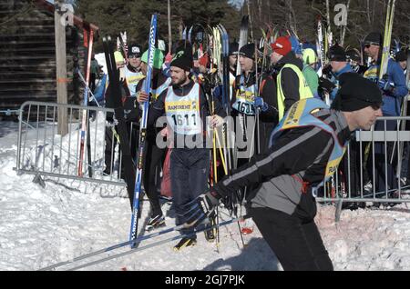 MÂNGSBODARNA 2013-03-01 Prinz Carl Philip tauscht sich in Mangsbodarna nach seiner Hitze während der Langlaufveranstaltung Vasa-Staffel oder StafettVasan Freitag, 1. März 2013. Foto: Ulf Palm/ SCANPIX / kod 50040 Stockfoto