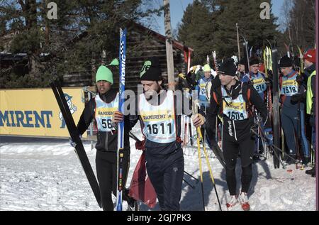 MÂNGSBODARNA 2013-03-01 Prinz Carl Philip tauscht sich in Mangsbodarna nach seiner Hitze während der Langlaufveranstaltung Vasa-Staffel oder StafettVasan Freitag, 1. März 2013. Foto: Ulf Palm/ SCANPIX / kod 50040 Stockfoto