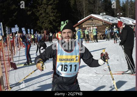 MÂNGSBODARNA 2013-03-01 Prinz Carl Philip tauscht sich in Mangsbodarna nach seiner Hitze während der Langlaufveranstaltung Vasa-Staffel oder StafettVasan Freitag, 1. März 2013. Foto: Ulf Palm/ SCANPIX / kod 50040 Stockfoto