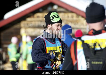 MÂNGSBODARNA 2013-03-01 Prinz Carl Philip tauscht sich in Mangsbodarna nach seiner Hitze während der Langlaufveranstaltung Vasa-Staffel oder StafettVasan Freitag, 1. März 2013. Foto: Ulf Palm/ SCANPIX / kod 50040 Stockfoto